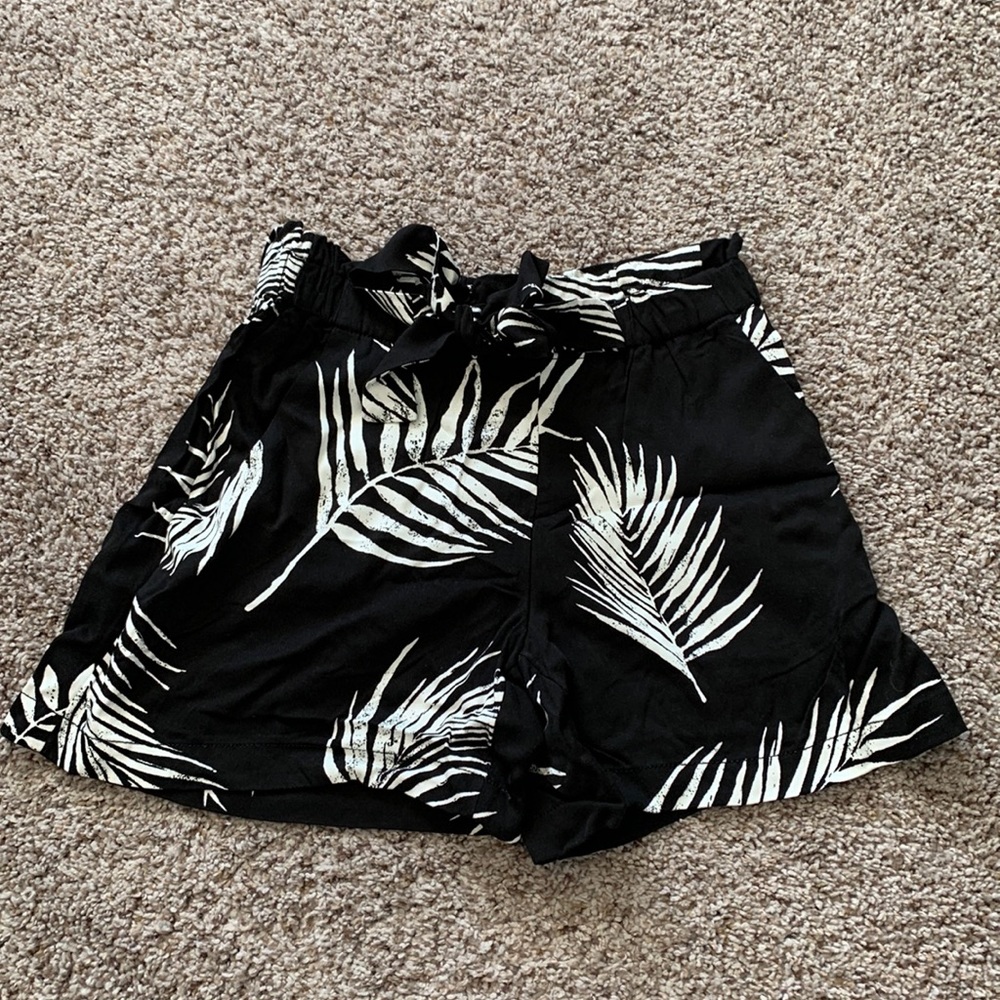 Dressy shorts, size medium